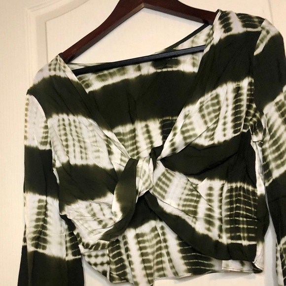Line & Dot-Revolve - Shibori Reversible Twist Top - Picture 3 of 16
